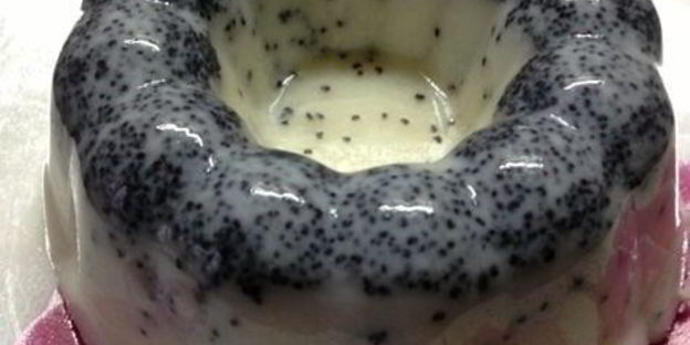 маковый десерт под соусом из кураги