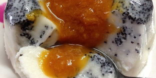 маковый десерт под соусом из кураги