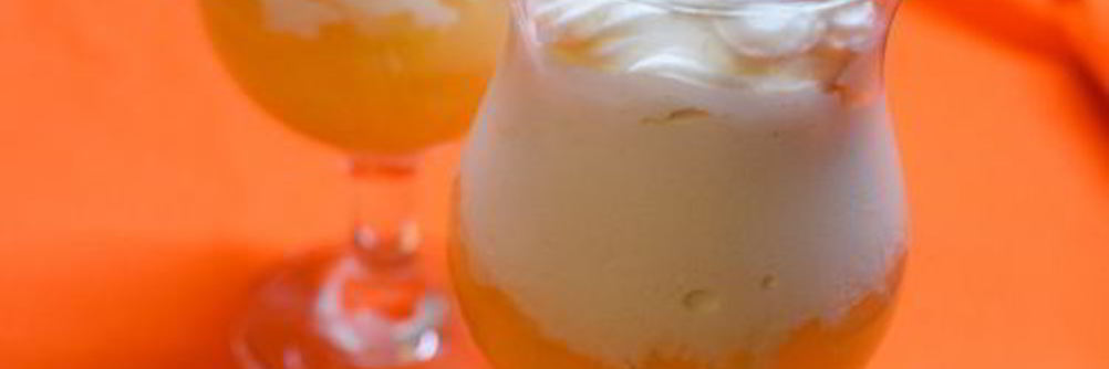 Десерт из грушевого желе, мороженого и взбитых сливок