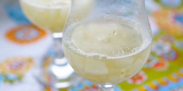 десерт из грушевого желе, мороженого и взбитых сливок