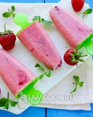 Клубничное мороженое из сметаны