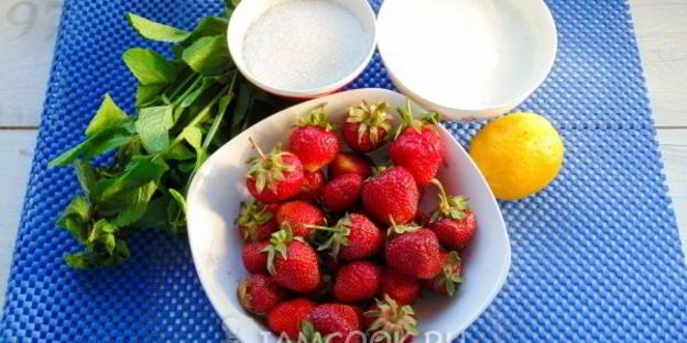 клубничное мороженое из сметаны