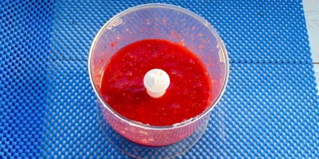 клубничное мороженое из сметаны