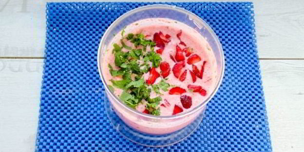 клубничное мороженое из сметаны