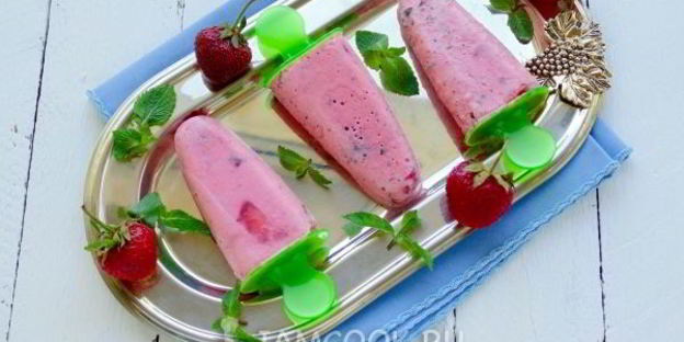 клубничное мороженое из сметаны