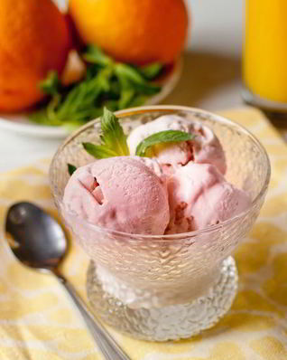 Клубничное мороженое на сгущенке