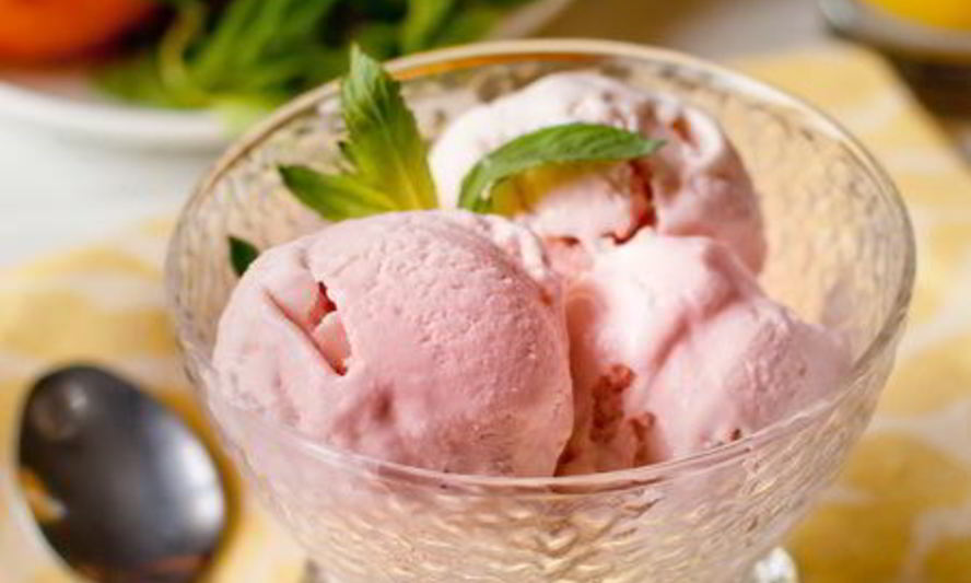 Рецепт клубничного мороженого на сгущенке