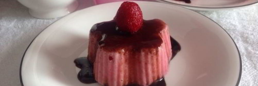 Клубничное мороженое в шоколадной глазури