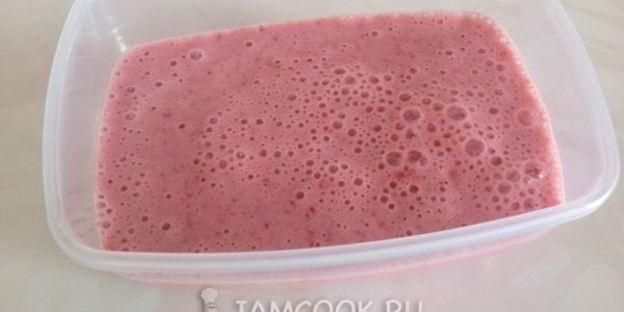 клубничное мороженое в шоколадной глазури