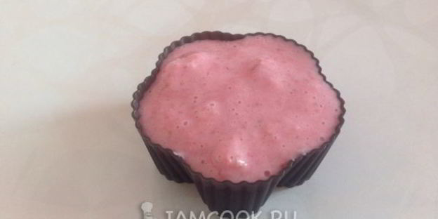 клубничное мороженое в шоколадной глазури