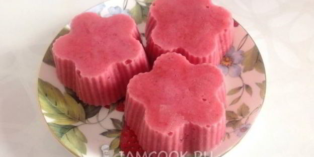 клубничное мороженое в шоколадной глазури