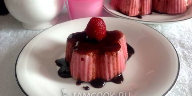 клубничное мороженое в шоколадной глазури