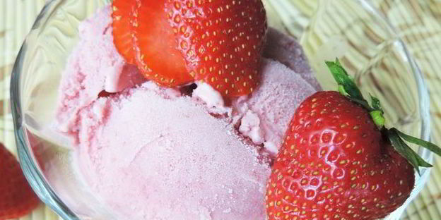 клубничное мороженое