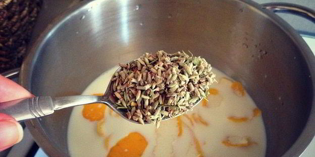 лавандово-лимонноe мягкое итальянское мороженое джелато