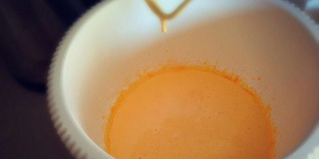 лавандово-лимонноe мягкое итальянское мороженое джелато