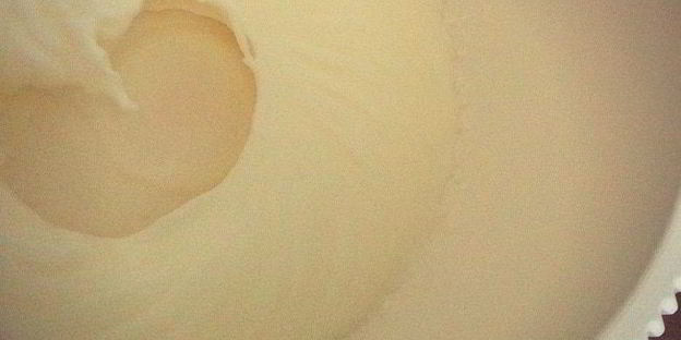 лавандово-лимонноe мягкое итальянское мороженое джелато