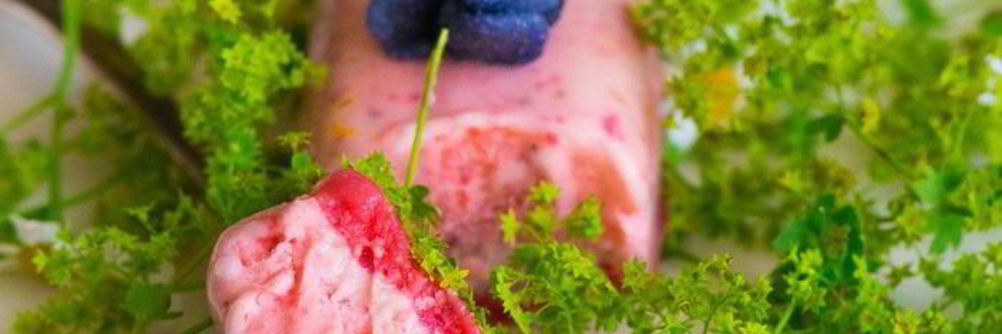 Многослойное мороженое Клубника, ревень, шоколад