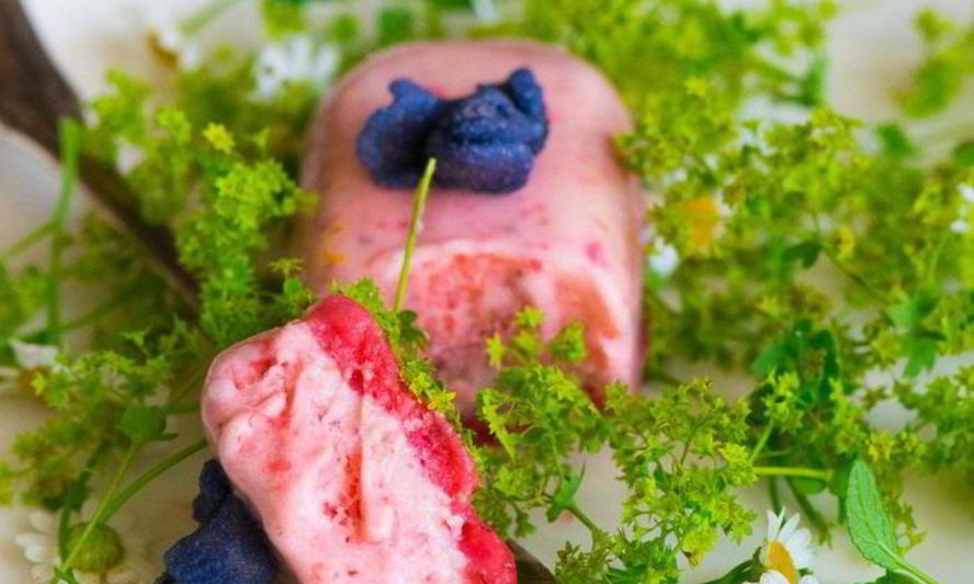 Рецепт многослойного мороженого клубника, ревень, шоколад