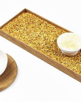 Мороженое из воска и пыльцы и сушеное яблоко с темным медом и бузиной