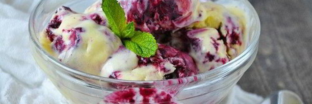 Мороженое на сливках с черной смородиной