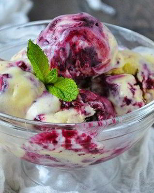 Мороженое на сливках с черной смородиной