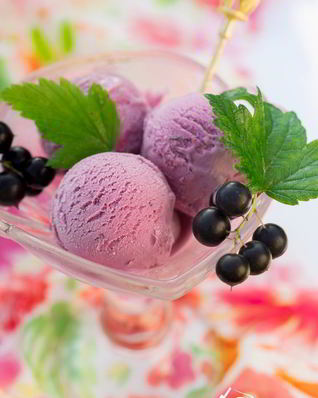Мороженое с черной смородиной
