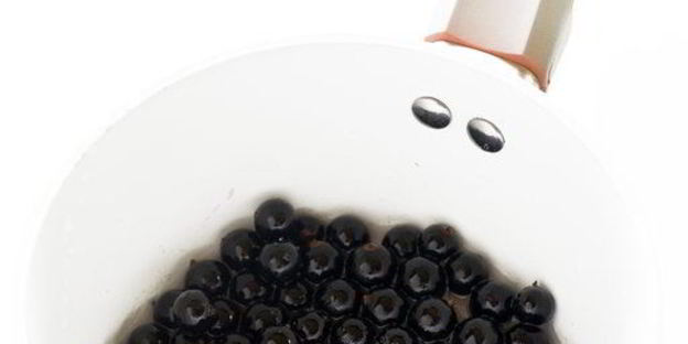 мороженое с черной смородиной