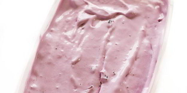 мороженое с черной смородиной