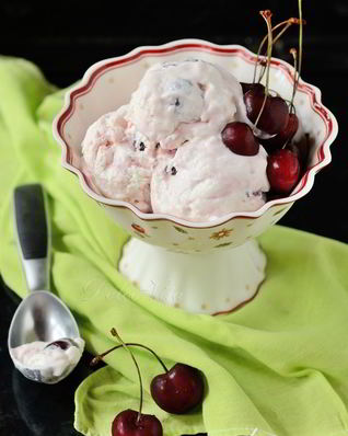Мороженое с йогуртом и черешней