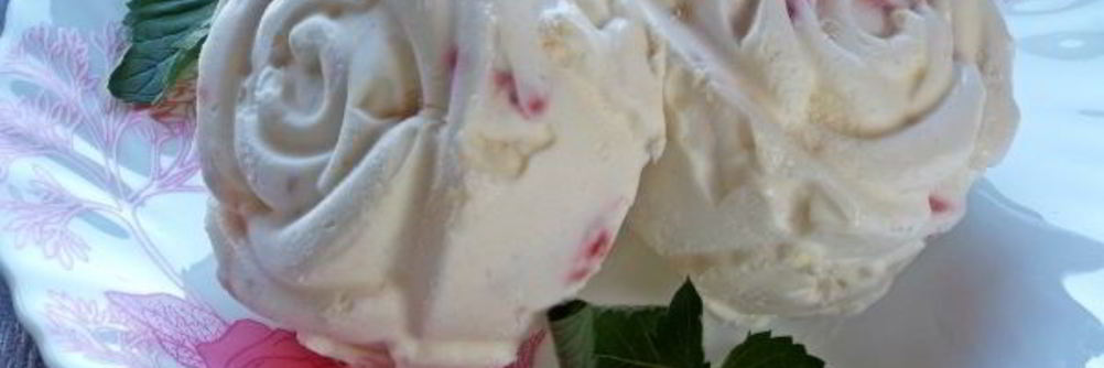 Мороженое с клубникой и белым шоколадом