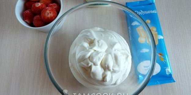 мороженое с клубникой и белым шоколадом