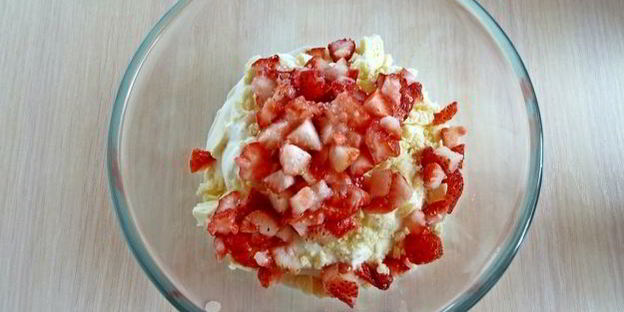 мороженое с клубникой и белым шоколадом