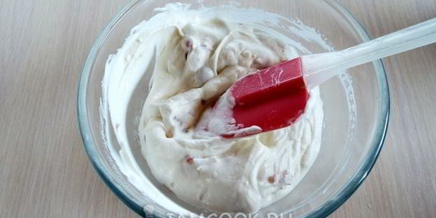 мороженое с клубникой и белым шоколадом