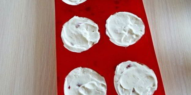 мороженое с клубникой и белым шоколадом