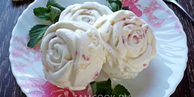 мороженое с клубникой и белым шоколадом