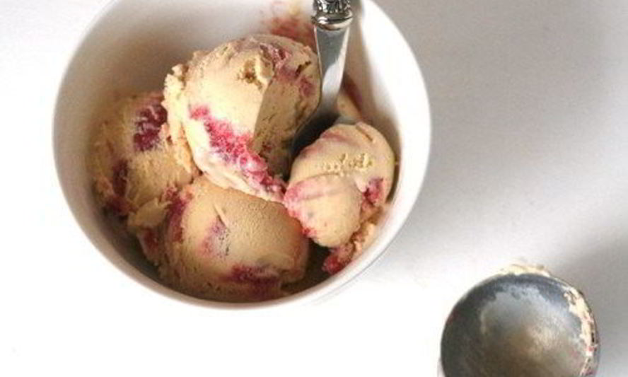 Рецепт мороженого с тростниковым сахаром и клубнично-ревенной прослойкой