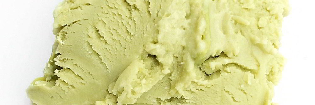 Мороженое с зеленым чаем матча и конфетами KitKat