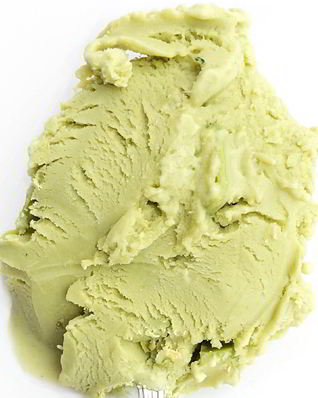 Мороженое с зеленым чаем матча и конфетами KitKat