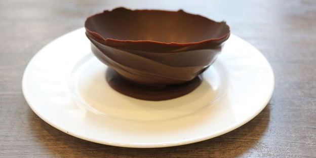 мороженое в шоколадных вазочках