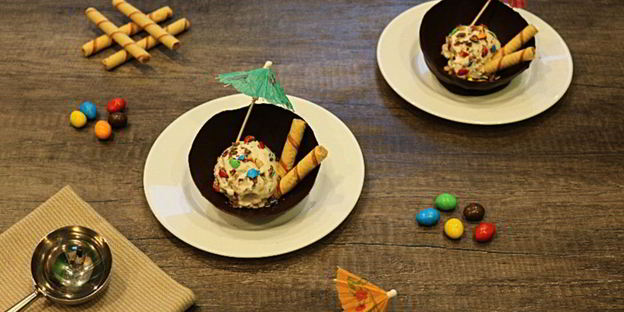 мороженое в шоколадных вазочках