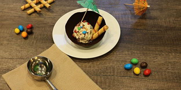 мороженое в шоколадных вазочках