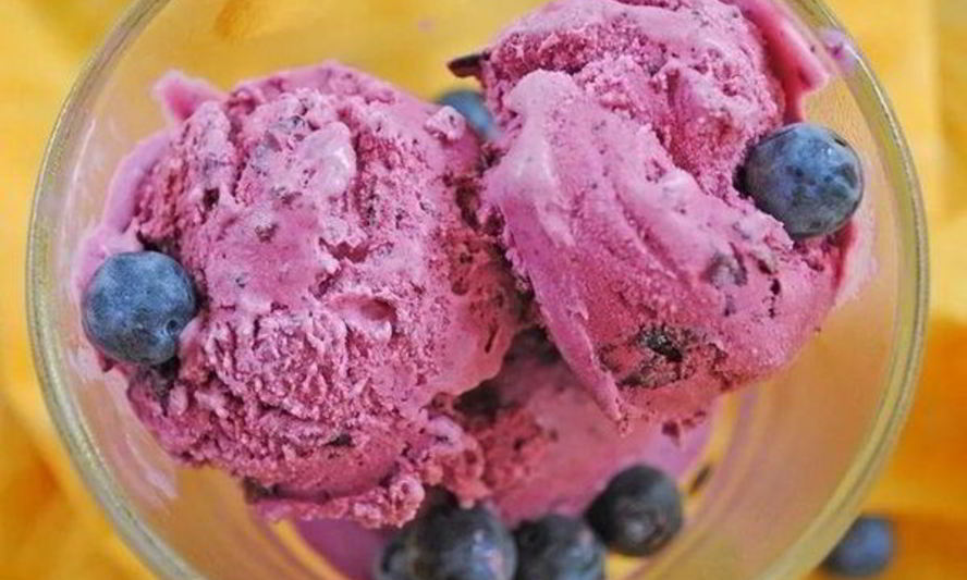 Рецепт нежного черничного мороженого по-домашнему