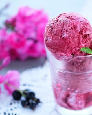 Сливочно-черносмородиновое мороженое
