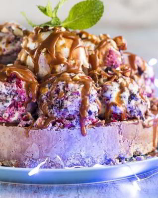 Торт-мороженое с малиной, миндалем и карамелью