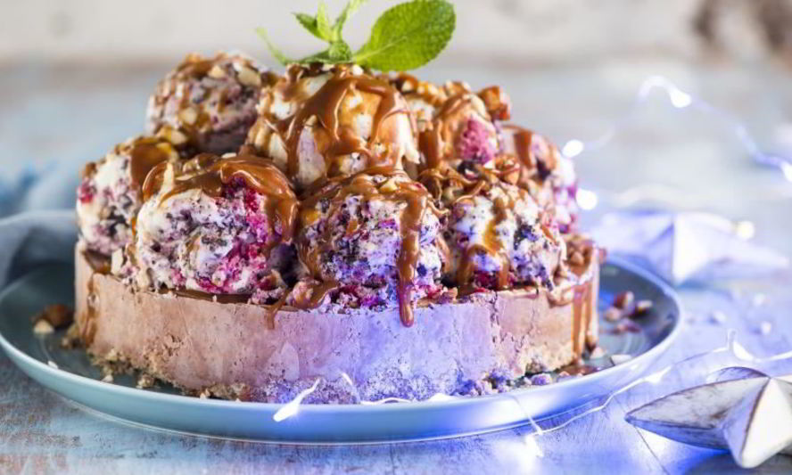 Рецепт торта-мороженого с малиной, миндалем и карамелью