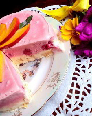 Торт-мороженое с меренгой и фруктами