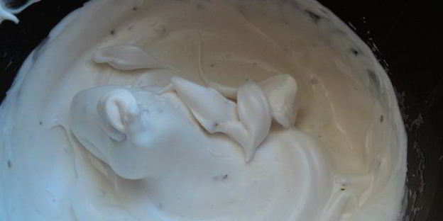 торт-мороженое с меренгой и фруктами