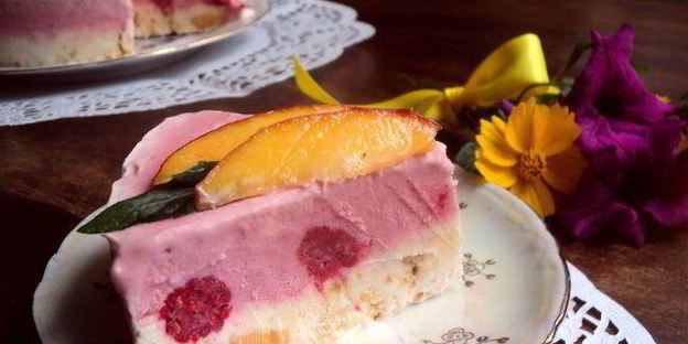 торт-мороженое с меренгой и фруктами