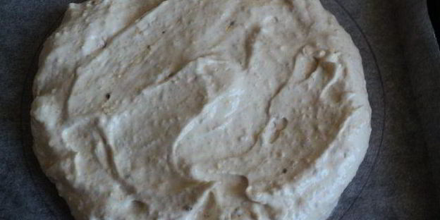 торт-мороженое с меренгой и фруктами