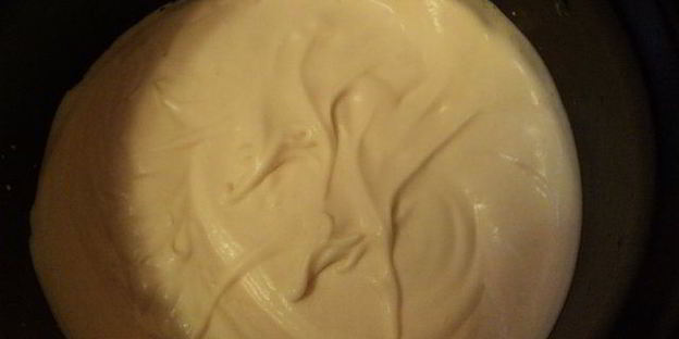 торт-мороженое с меренгой и фруктами